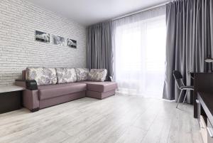 - un salon avec un canapé et une grande fenêtre dans l'établissement Perfect apartments m Polytech, Ohmatdet, parking, à Kiev