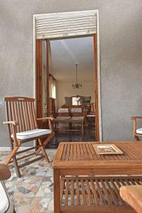 a living room with two chairs and a table at Appartamento Aurelia in Riccò del Golfo di Spezia