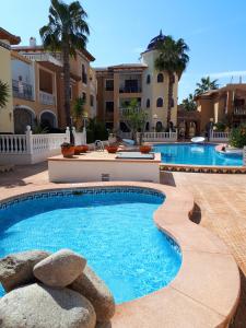 una piscina en medio de un complejo en L.A. Apartment, en Los Alcázares