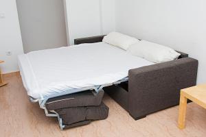 una cama en la parte superior de una habitación en Aparthotel Iris en Malgrat de Mar