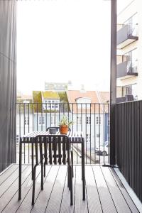 een balkon met een tafel en uitzicht op een gebouw bij Amaliegade 10 B in Aarhus