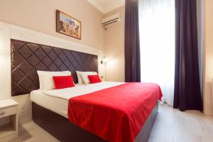 Ένα ή περισσότερα κρεβάτια σε δωμάτιο στο Belgrade City Hotel