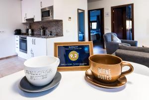 - deux tasses à café assises sur une table dans le salon dans l'établissement Borne Suites TI by MallorcaSuites, à Palma de Majorque