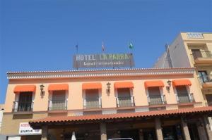 Un bâtiment avec un panneau en haut dans l'établissement Hotel La Parra, à Cuevas del Almanzora