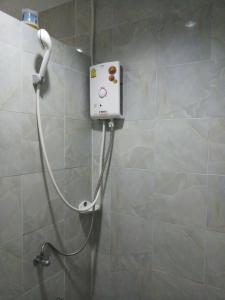 バンタオビーチにあるBangtao Mango Houseのバスルーム(シャワー、エイティザー付) +45枚の写真