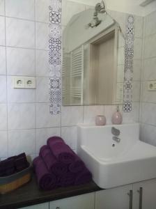 A bathroom at Aqua Apartmanok