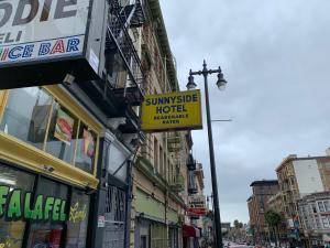 un cartel para un hotel en una calle de la ciudad en Sunnyside Hotel-Downtown San Francisco, en San Francisco