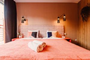 sypialnia z dużym łóżkiem z ręcznikami w obiekcie Mosquito Silesia Apartments w mieście Katowice