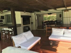 een woonkamer met 2 bedden en een tafel bij El Gauchito in Punta del Este
