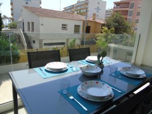 A balcony or terrace at Appartement proche mer avec piscine Rosas