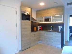 A kitchen or kitchenette at Appartement proche mer avec piscine Rosas