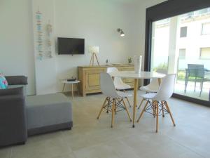 A television and/or entertainment centre at Appartement proche mer avec piscine Rosas
