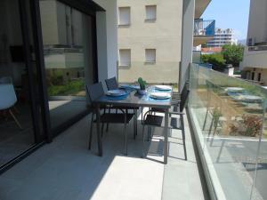 A balcony or terrace at Appartement proche mer avec piscine Rosas