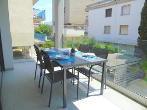 A balcony or terrace at Appartement proche mer avec piscine Rosas