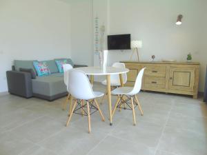 A television and/or entertainment centre at Appartement proche mer avec piscine Rosas