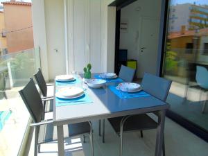 A balcony or terrace at Appartement proche mer avec piscine Rosas