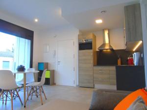 A kitchen or kitchenette at Appartement proche mer avec piscine Rosas
