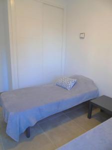 A bed or beds in a room at Appartement proche mer avec piscine Rosas