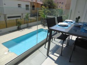 The swimming pool at or close to Appartement proche mer avec piscine Rosas