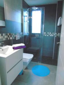 A bathroom at Appartement proche mer avec piscine Rosas