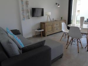 TV a/nebo společenská místnost v ubytování Appartement proche mer avec piscine Rosas