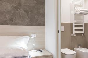 Schlafzimmer mit einem Bett, einem WC und einem Waschbecken in der Unterkunft B&B Open Doors Verona in Verona