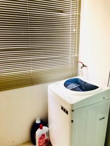 セリ・イスカンダルにあるHomestay Cahaya 1 Seri Iskandarの窓付きの客室で、白い冷蔵庫が備わります。 +46枚の写真