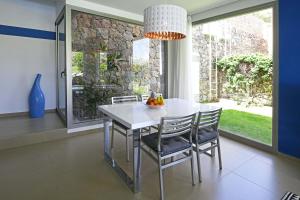 ein Esszimmer mit einem weißen Tisch und Stühlen in der Unterkunft Salobre Los Dragos 12 in La Playa de Arguineguín