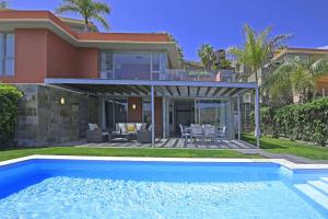 ein Haus mit einem Swimmingpool vor dem Haus in der Unterkunft Salobre Los Dragos 12 in La Playa de Arguineguín