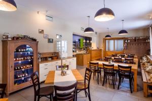 restauracja ze stołami i krzesłami w pokoju w obiekcie Hotel Jitřenka w mieście Konstantinovy Lázně
