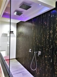 bagno con parete nera e doccia di Casa Busari a Palermo