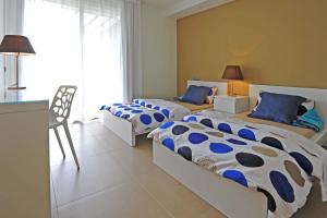 1 Schlafzimmer mit 2 Betten, einem Tisch und einem Schreibtisch in der Unterkunft Salobre Los Dragos 12 in La Playa de Arguineguín + 12 Fotos