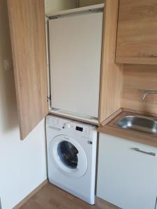 A kitchen or kitchenette at Mona apartman