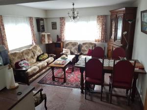 - un salon avec un canapé, une table et des chaises dans l'établissement Big flat in the heart of Valais, à Martigny-Combe