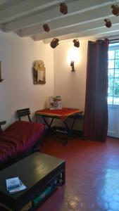 uma sala de estar com um sofá e uma mesa em Le vol du Papillon em Treigny
