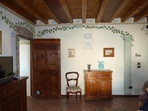 Zimmer mit einem Stuhl und einer Holztür in der Unterkunft Palazzo del Provveditore T02294 in Desenzano del Garda