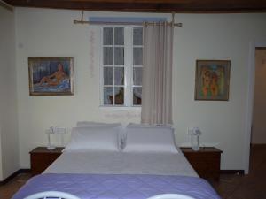 Schlafzimmer mit einem Bett und einem Fenster in der Unterkunft Palazzo del Provveditore T02294 in Desenzano del Garda