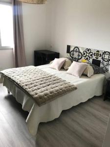 1 dormitorio con 1 cama blanca grande con almohadas en Corté Centre Corse, en Corte