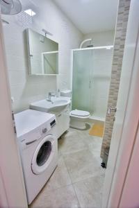 Ένα μπάνιο στο Karmen's Apartment Two