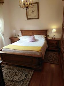 una camera con un grande letto e due comodini di Stella di mare a Cagliari