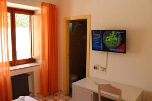 Telewizja i/lub zestaw kina domowego w obiekcie Hotel Al Bosco