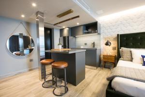 Η κουζίνα ή μικρή κουζίνα στο OCEAN VIEW DELUXE SUITE: PVT. BEACH & POOL