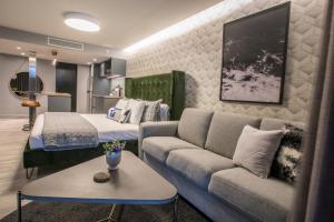 Χώρος καθιστικού στο OCEAN VIEW DELUXE SUITE: PVT. BEACH & POOL