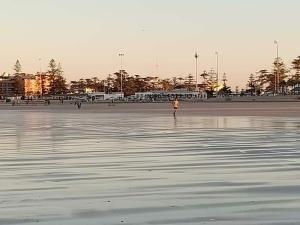 een persoon in het water op een parkeerplaats bij Résidence La Galiote in Essaouira