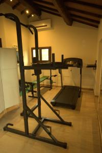 een fitnessruimte met een bureau en een loopband in een kamer bij B&B Bagnarello73 in Suvereto