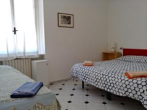 a bedroom with two twin beds and a window at Casa Auxilium in Rapallo