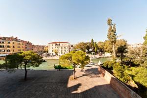 vistas a un río con árboles y edificios en CA SUSANNA NEAR TRAIN STATION en Venecia