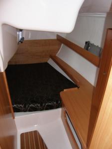 um pequeno compartimento num barco com um colchão em Czarter Zalew Wiślany KEJA em Kąty Rybackie