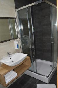 Kylpyhuone majoituspaikassa Hotel Slovenj Gradec