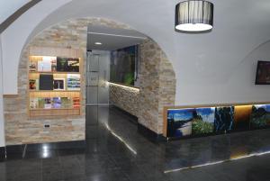 De lobby of receptie bij Hotel Slovenj Gradec